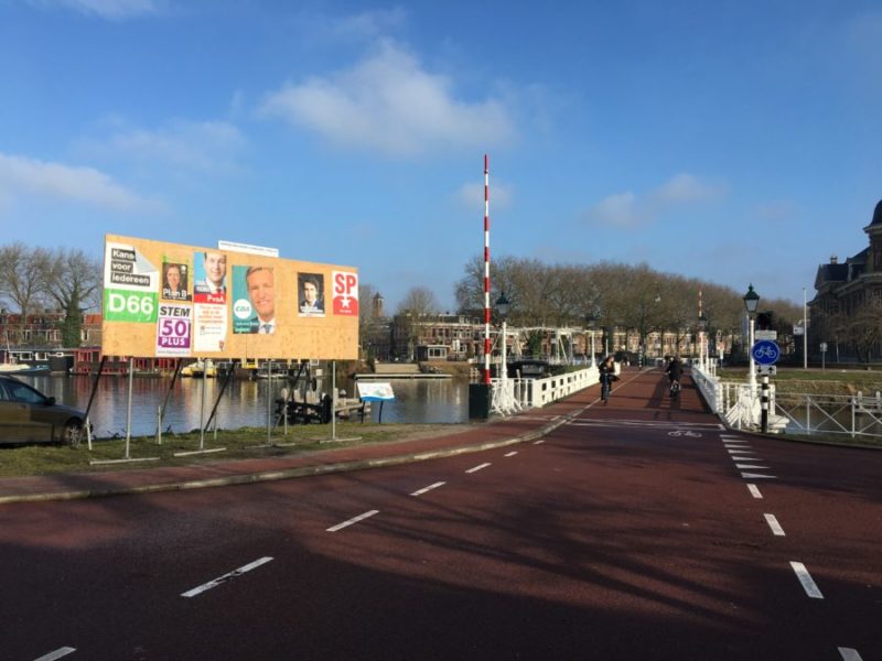 Verkiezingsbord met fietspad erlangs