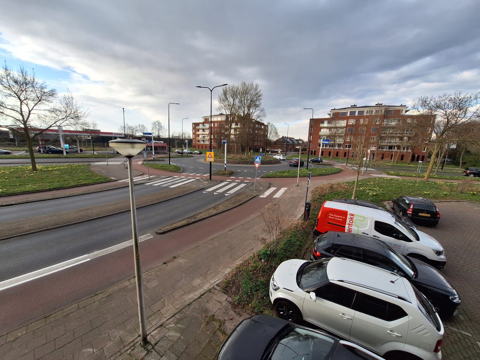 Rotonde bij het station in Voorschoten